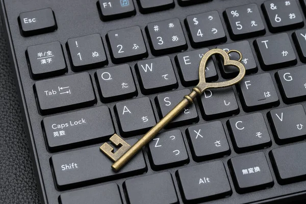 Old Key Computer Keyboard Concept Internet Security Data Protection — Stock Photo, Image