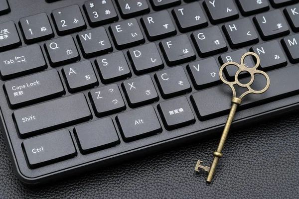 古いキーとコンピューターのキーボード インターネットセキュリティ データ保護の概念 — ストック写真
