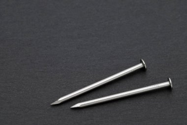 Siyah arkaplanda gümüş metalik çiviler  