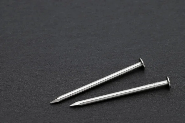 黒を基調とした銀の金属釘 — ストック写真