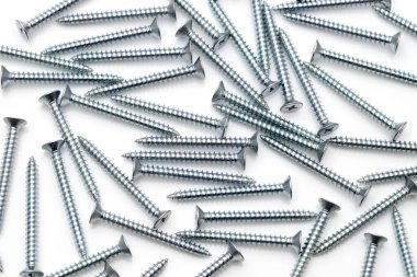 gümüş tıklama vidaları beyaz arkaplanda izole  