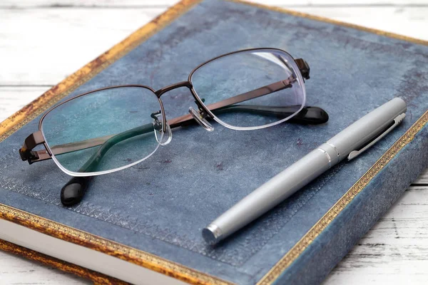 Elegantes Gafas Vista Libro Diario Sobre Mesa Madera Blanca — Foto de Stock