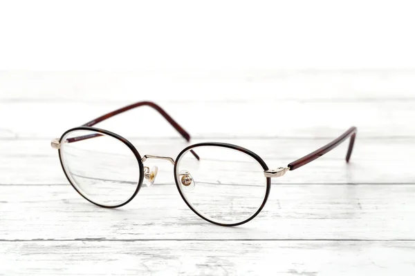 Stilvolle Braun Gerahmte Gläser Auf Einem Weißen Holztisch — Stockfoto