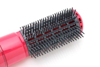 Beyaz arkaplanda izole edilmiş saç kurutma makinesi rengi pembe   