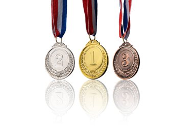 Kırmızı kurdelelerde asılı gerçek altın, gümüş ve bronz madalyalar beyaz arka planda izole edilmiş.. 