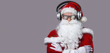 Havalı Noel Baba kulaklıkla müzik dinliyor.