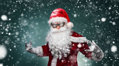 Güneş gözlüklü havalı Noel Baba indirim istiyor.