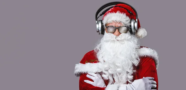 Cool Santa Claus Słucha Muzyki Słuchawkach — Zdjęcie stockowe