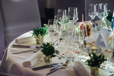 gedeckte dekorierte tisch in sonnenlicht