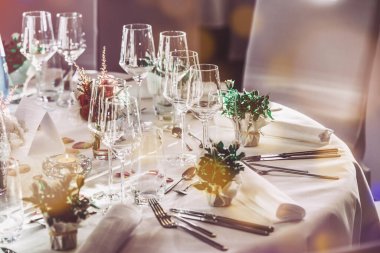 gedeckte dekorierte tisch in sonnenlicht