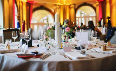 Şık mum ışığında yemek masası.