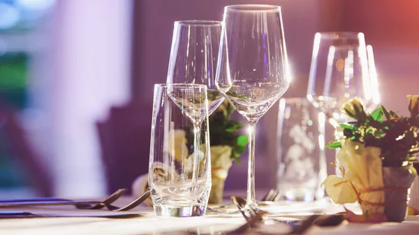 Restoranda güneşli bir masa.