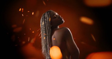 Kapalı gözlü otantik Afrikalı kadın özgürlüğün tadını çıkar.