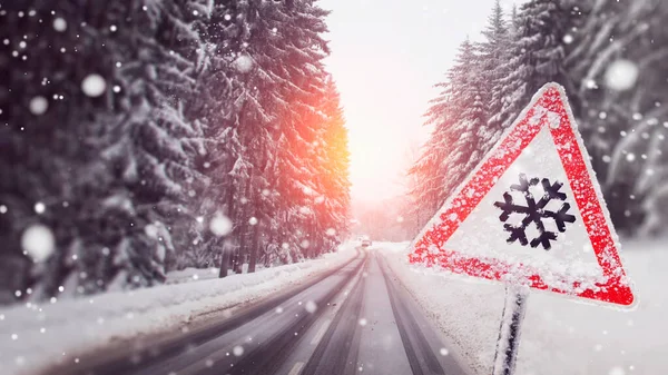 Попереджувальний Знак Про Снігопад Засніженій Дорозі — стокове фото