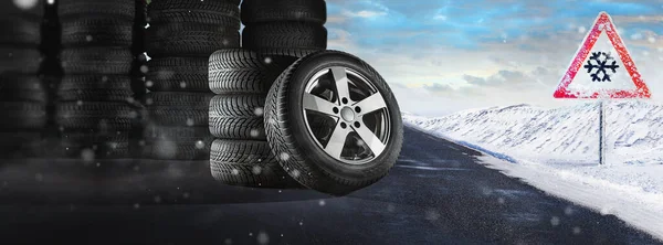 汽车轮胎 结冰路上的轮胎储存 车间轮胎更换 — 图库照片