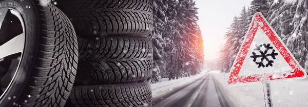 Sinal Aviso Por Causa Queda Neve Tempo Para Mudar Pneus — Fotografia de Stock