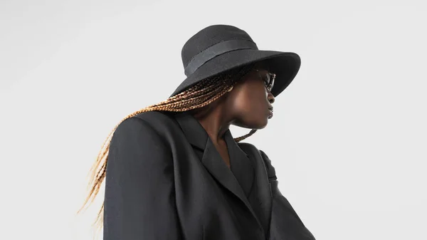 Beauté Mode Afro Modèle Fille Portant Costume Élégant Chapeau Dynamique — Photo