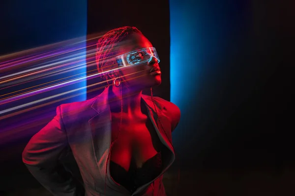 Cyberpunk Sexy Femme Futuriste Portant Des Lunettes Avec Lig Néon — Photo