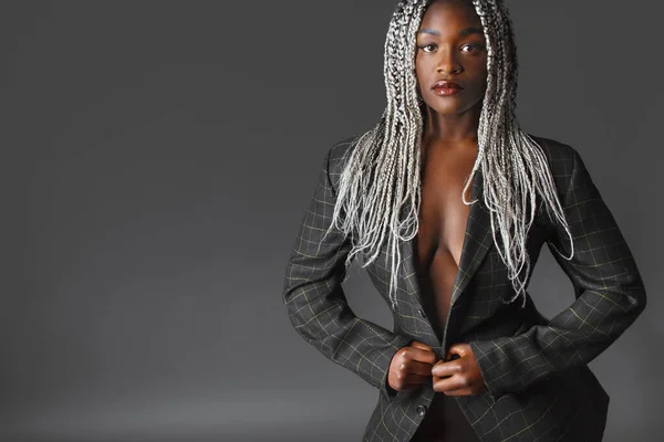 Una Mujer Africana Moda Con Rastas Una Chaqueta — Foto de Stock