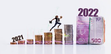 2021 'den 2022' ye kadar para sıçrayan siluet kadın - Başarılı konsept