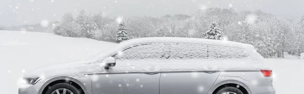 Bílé Auto Zimní Cestě Zasněženým Lesem — Stock fotografie