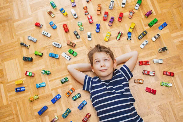 Αγόρι Την Πολύχρωμη Συλλογή Παιχνιδιών Του — Φωτογραφία Αρχείου