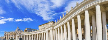 Vaticano 'daki Piazza San Pietro Meydanı - büyük sütun panorama