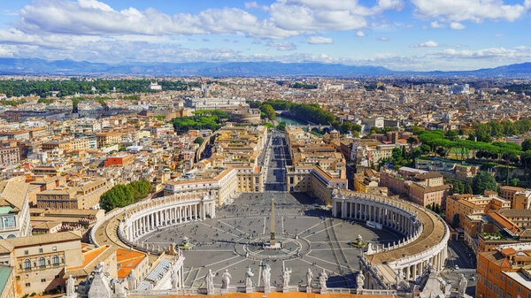 Площадь Святого Петра в Ватикане и вид с воздуха на Рим
