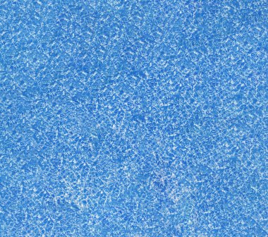 Yüzme havuzunda rahatlatıcı kadın