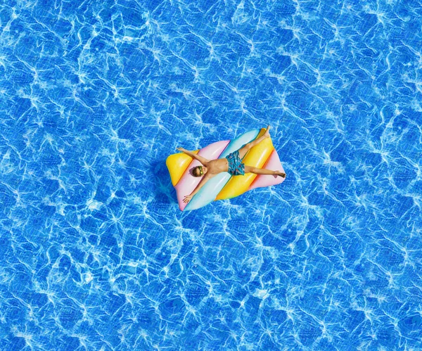 Kind Auf Der Aufblasbaren Matratze Schwimmbad Spaß Urlaub Hotelpool Buntes — Stockfoto