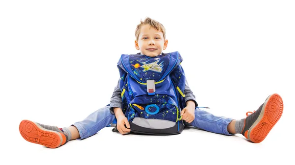 Dítě Batohem Sedí Podlaze Izolované — Stock fotografie