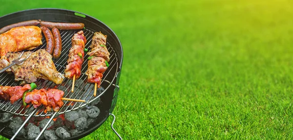 Heerlijk Gegrild Vlees Met Groenten Sissend Kolen Barbecue — Stockfoto