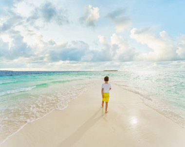 Tatilde. Sahilde tatilde.