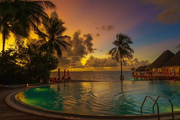 Coucher Soleil Luxe Sur Piscine Débordement Dans Une Station Hôtelière — Photo