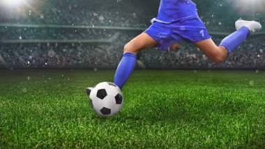 Profesyonel futbol ya da futbol oyuncusu el fenerleriyle stadyumda maç yapıyor, topa vuruyor gol için, geniş açı. Spor anlayışı, rekabet, hareket, üstesinden gelme. Alan varlığı etkisi.