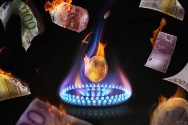Gaz fırını - mavi alev turuncu diller bir gaz ocağının paralarını yakar