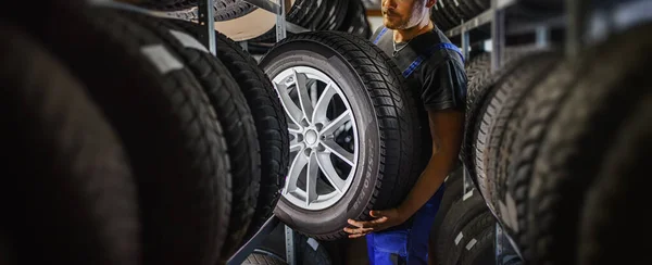 Trabajador Experimentado Trabajador Que Sostiene Neumático Quiere Cambiarlo Tienda Neumáticos —  Fotos de Stock