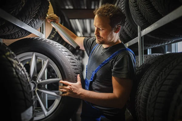 Tvrdě Pracující Zkušený Pracovník Drží Pneumatiku Chce Vyměnit Obchodě Pneumatikami — Stock fotografie