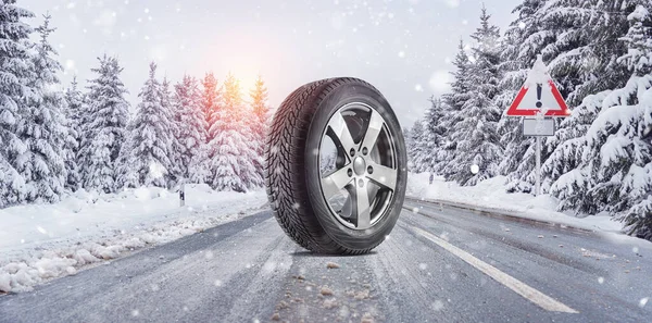 Fechar Pneus Inverno Uma Estrada Nevada Nas Montanhas Tempestade Neve — Fotografia de Stock