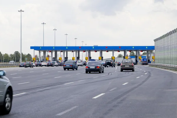 Vägtullar. Gate med barriärer med Toll Road på motorvägen — Stockfoto