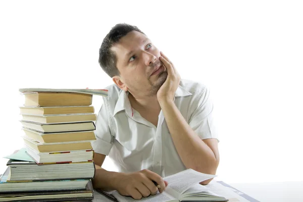 Homme lisant le livre dans la bibliothèque — Photo