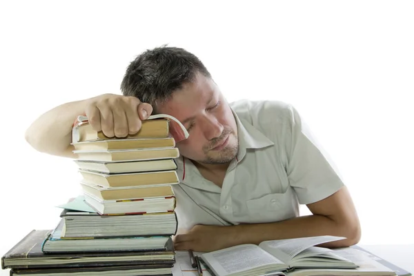 Άνθρωπος ύπνου και ανάγνωση βιβλίων στη βιβλιοθήκη — Φωτογραφία Αρχείου