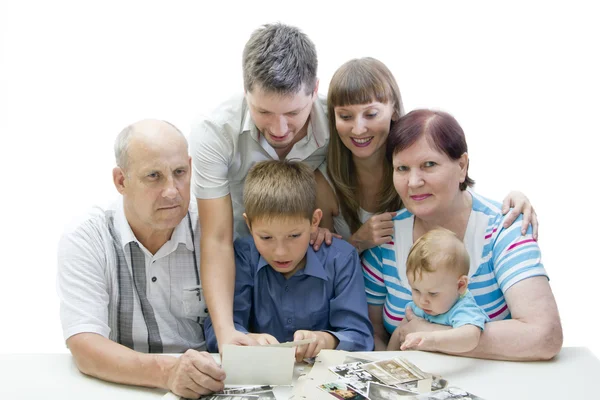 Szczęśliwa rodzina szuka album fotograficzny — Zdjęcie stockowe