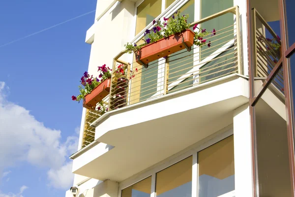 Balcony with flowers on modern apartments building — Stock Photo, Image