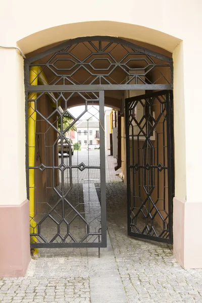 Iron gate into the courtyard (city court) — Stock Photo, Image