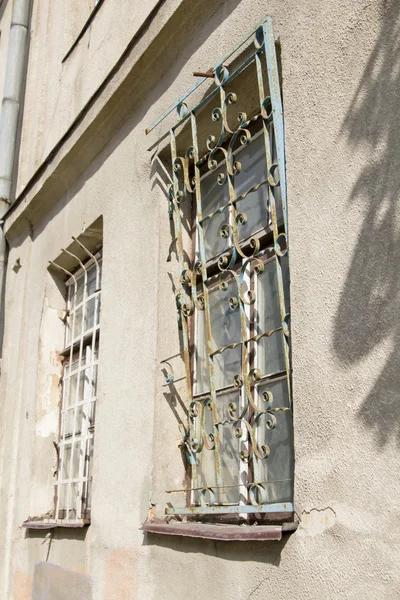 窗口上的旧生锈的铁栏。 — 图库照片