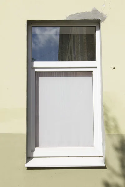 Moderne Fenster im alten Haus — Stockfoto