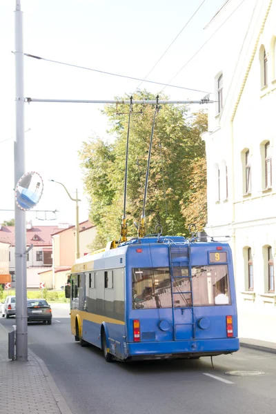 Niebieski trolejbusowych na ulicy w starym mieście — Zdjęcie stockowe