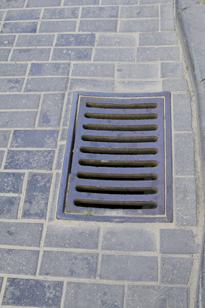 Дренажная решетка на тротуаре
