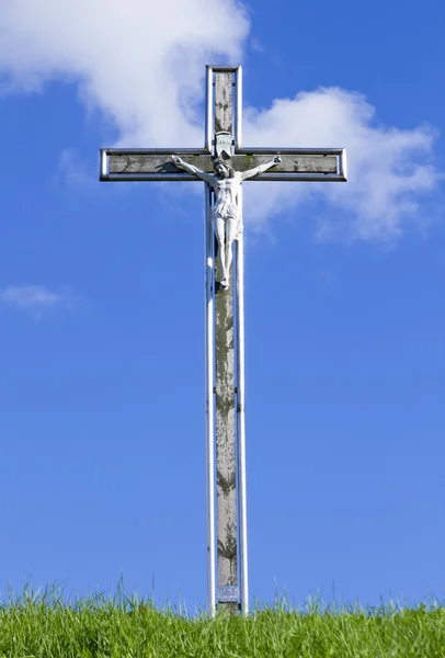 Katholisches Kreuz gegen den Himmel — Stockfoto